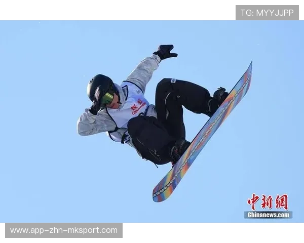 滑雪大跳台选手落地稳得像踩地毯