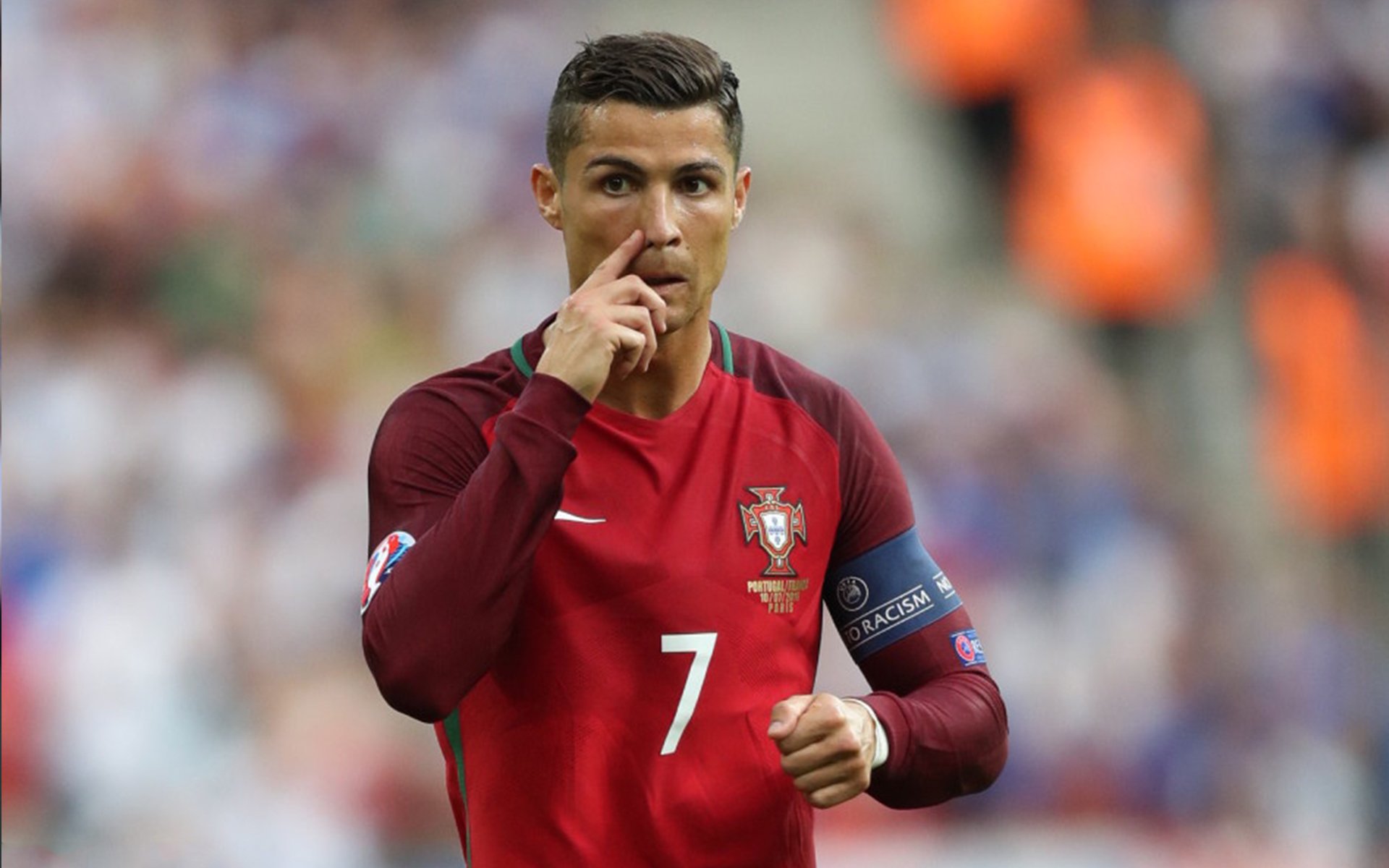 场边摄像机捕捉到战术信号板更换引发战术变化猜测，战术摄像头